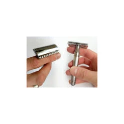 Edwin Jagger DE89 Chrome DE Safety Razor (Closed Comb) -Shaving Supply Store howtoholdde 7 1