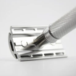 Edwin Jagger 3ONE6 Stainless Steel Knurled DE Safety Razor -Shaving Supply Store ss close up head underneath knurled
